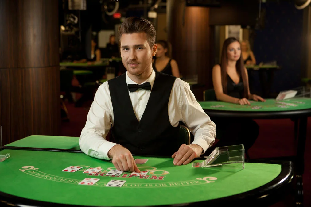 Dealer memandu permainan pada meja kasino live