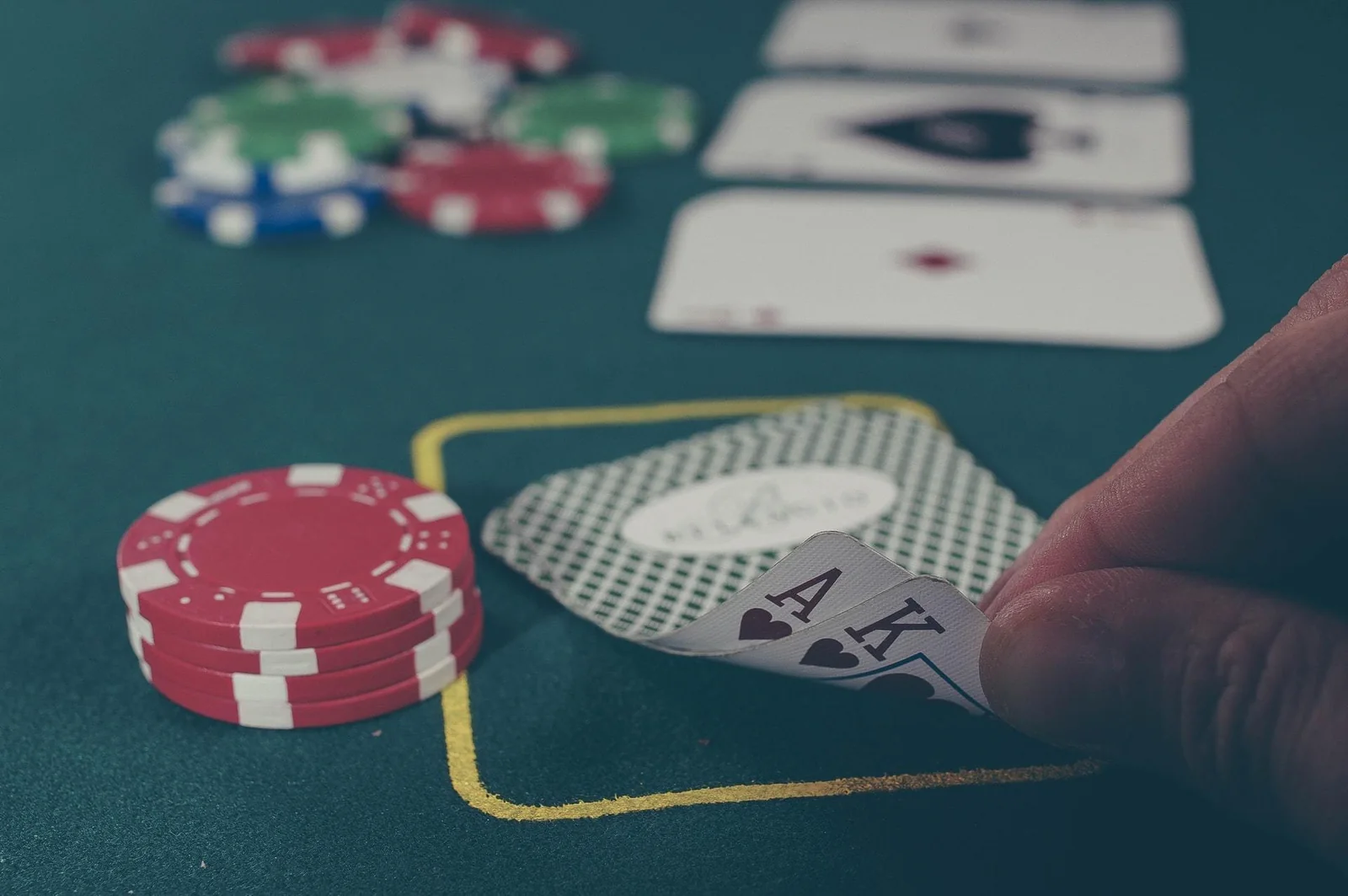 Suasana meja kasino digital dengan kartu dan chip